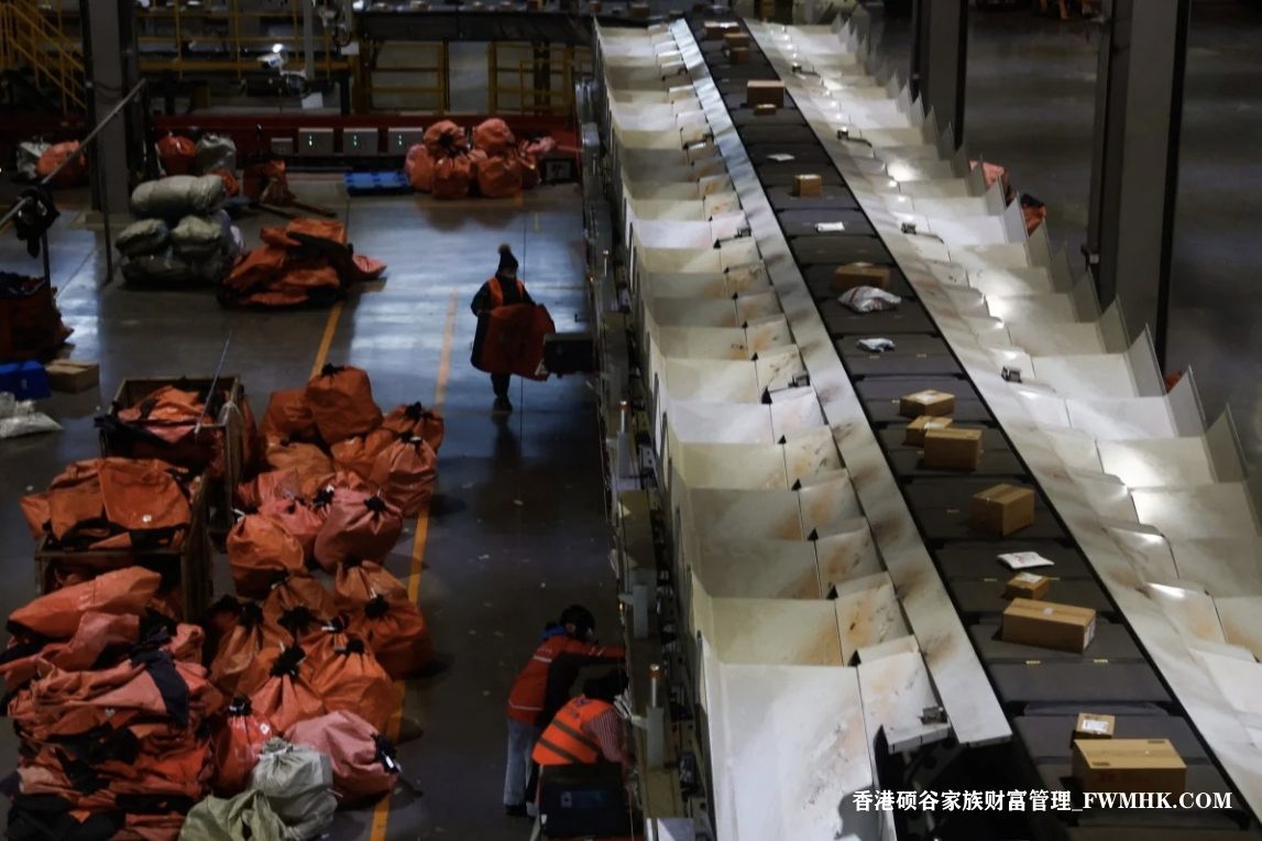 中国的在线购物巨头京东最近在香港推出了4小时快递服务，以与阿里巴巴的菜鸟展开竞争。
